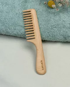 Image produit Peigne en bois à dents larges pour cheveux bouclés sur Shopetic