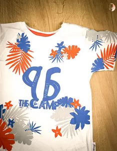 Image produit T-shirt à motifs bleu, orange et gris sur Shopetic