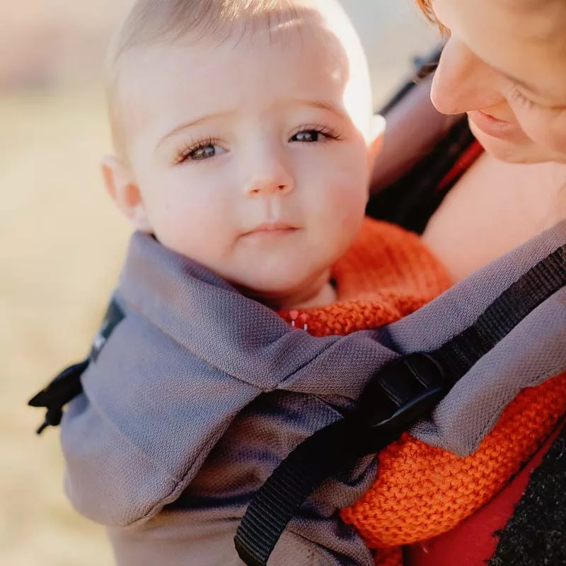 Le porte bébé souple de Néobulle, le NEO, convient à tous les parents qui  cherchent facilité et confort de portage